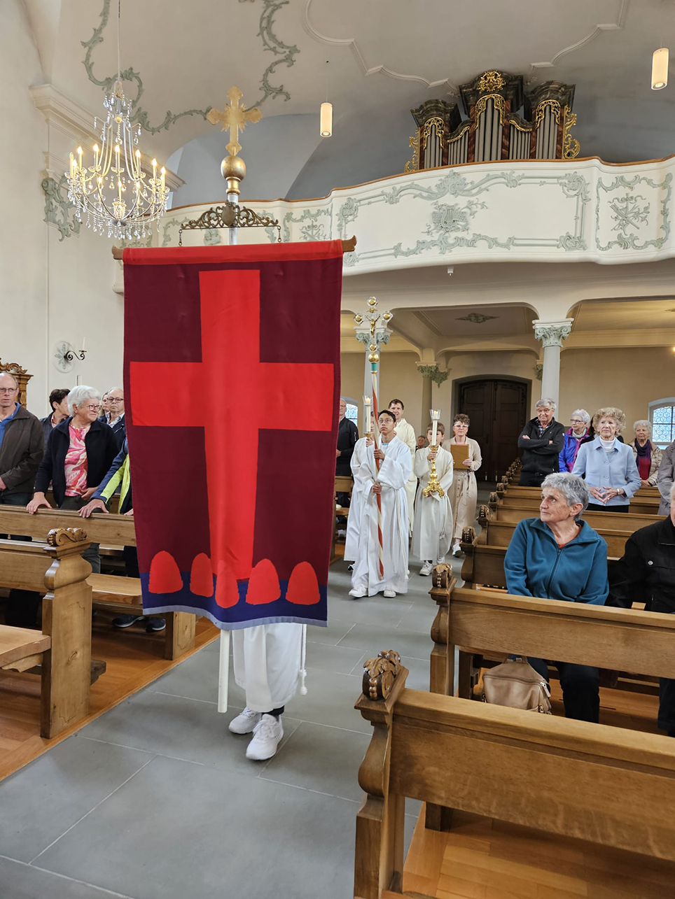 Auffahrt trotz Regen: Feierlicher Gottesdienst mit Alphorntrio