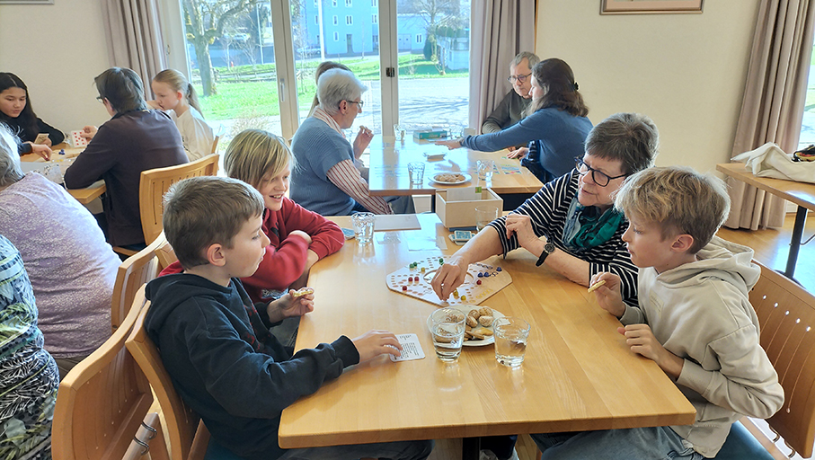 «Jung trifft Alt» beim Spielen in Ballwil